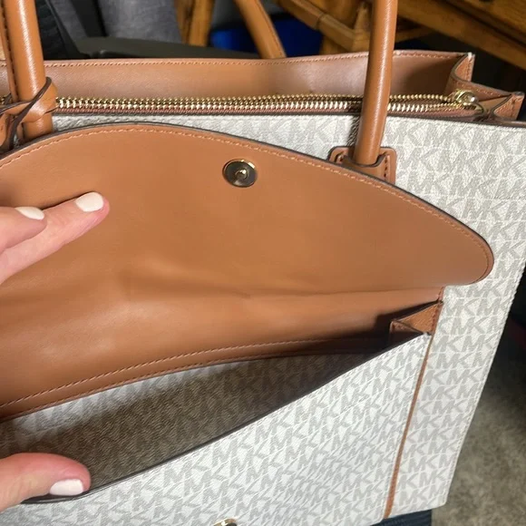 Michael Kors Tan and Cream Tote Bag - Picture 8 of 9